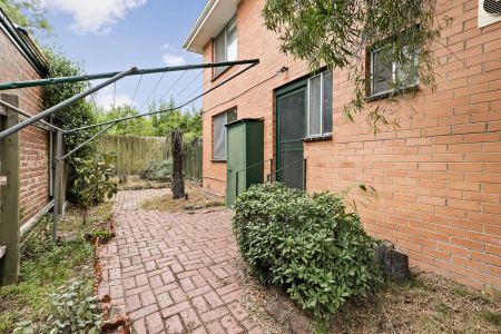 Spacious, Light-Filled Living Opposite Victoria Park in the Heart of Kew - Photo 3