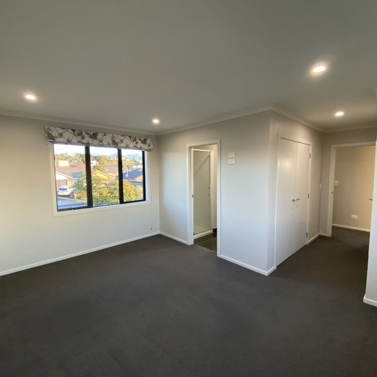 This immaculate three bedroom family home is located in the suburb of Flagstaff, just a short drive from a variety of local amenities. - Photo 1