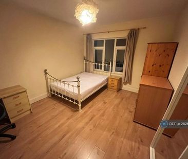 1 bedroom in a house share to rent - Photo 2