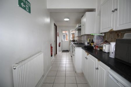 1 bedroom in a house share to rent - Photo 3