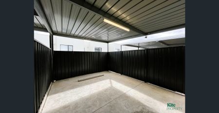 Stylish & Modern Townhome in Leafy Eastern Suburbs - Photo 2