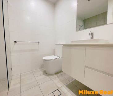 Luxury One bedroom + Study/Second bedroom Apartment - Photo 6
