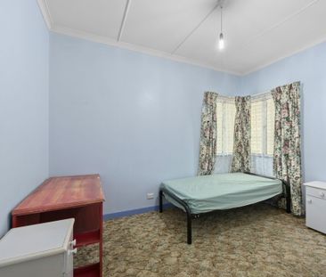 19 Russell St, Silkstone QLD 4304 - House For Rent | Domain - Photo 5