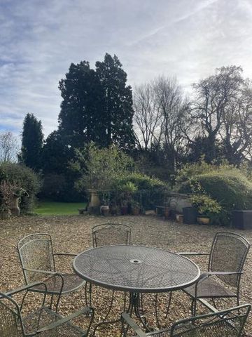 Large bedroom with private shower room, Free parking & health club facilities - Photo 2