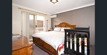 Large Modern Living - Photo 4