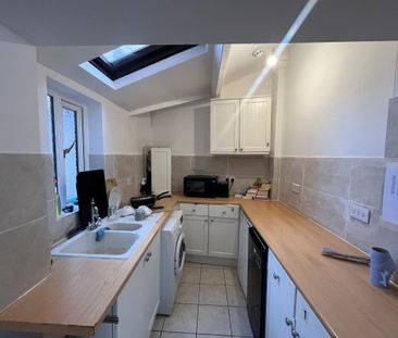 1 bedroom in a house share to rent - Photo 3