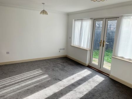 White Horse Gardens, March - Photo 2