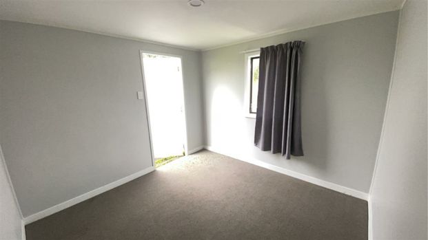 Spacious 3-Bedroom Home with 2 Outside Sleepouts - Photo 1