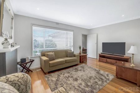 UPDATED FAMILY HOME|QUIET NEIGHBOURHOOD| CONVENIENT LOCATION - Photo 4