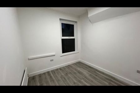 4 Bed Terraced House, Heigham Road, E6 - Photo 3
