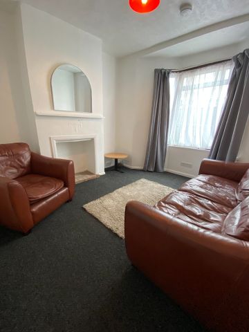 4 Bed Terraced House, St. Martins Place, BN2 - Photo 2