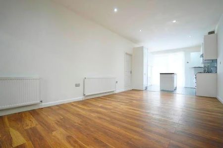 3 bedroom flat to rent - Photo 2