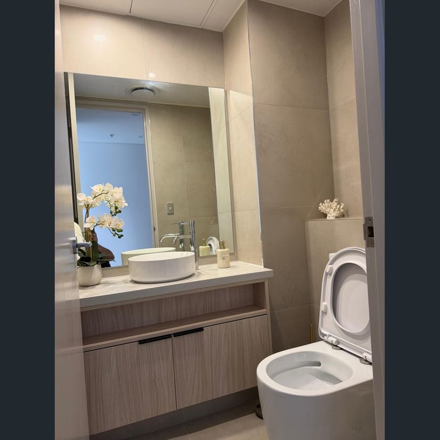 Split-Level Apartment with Panoramic River & Skyline Outlooks - Photo 1