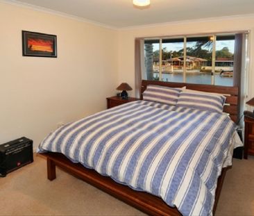 Spacious Waterfront Family Home in Maroochy Waters - Photo 3