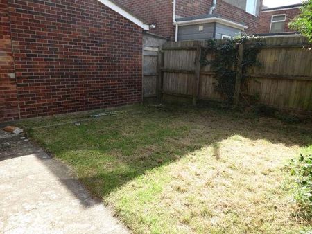 Bedroom Semi Detached House In Winton, BH9 - Photo 4