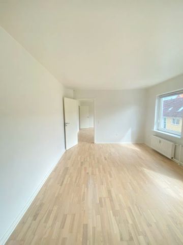 Lysfyldt 3-værelses lejlighed nær vand og park - Photo 3