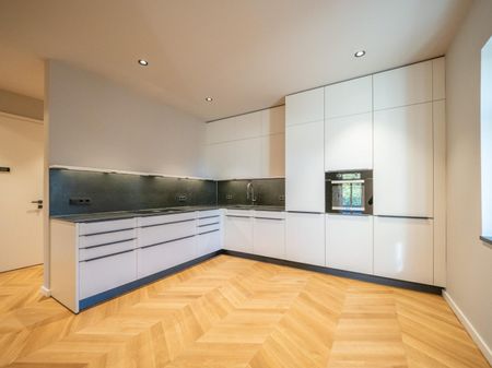 Luxuriöses Dachgeschoss mit hochwertigsten Materialien & Blick ins Grün ! - Photo 3