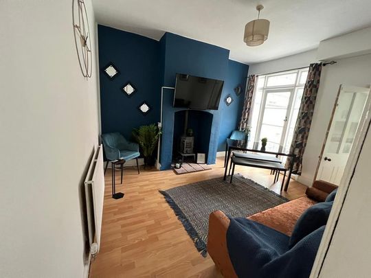 4 bedroom end of terrace house to rent - Photo 1