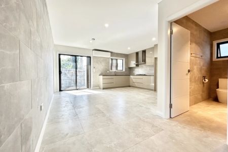 Brand new free-standing home - water bill's included - Photo 5