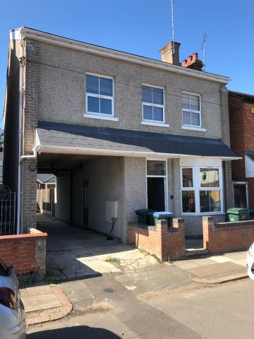 6 bed shared house: all with ensuite bathrooms: quiet location: near shops - Photo 4
