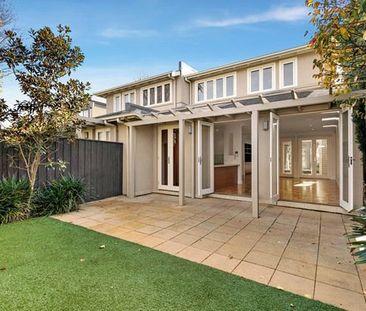 ELEGANT 3 BEDROOM PLUS STUDY IN PRESTIGIOUS LOCALE! - Photo 1