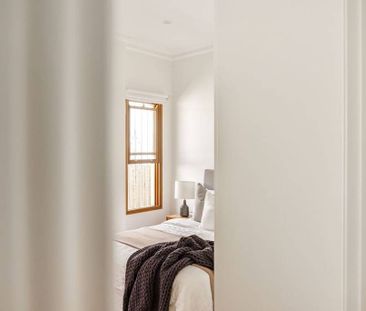 Architecturally Designed, Tastefully Renovated, Stylish And Sun-Kis... - Photo 4