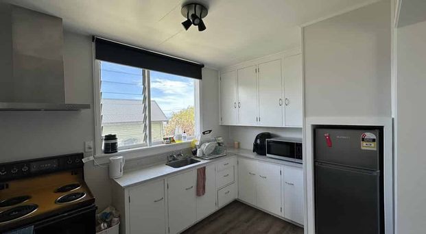 Modernised character home in central location - Photo 1