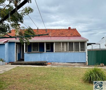 LARGE HOME, FLOORBOARDS, PETS PERMITTED - Photo 6