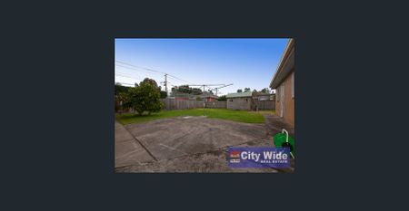 3 Bedroom spacious House close to all amenities - Photo 2