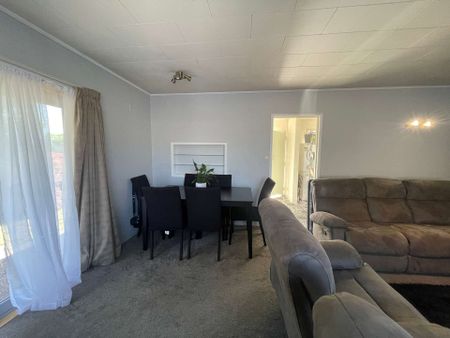 Private 2 bedroom unit in a quiet street - Photo 3