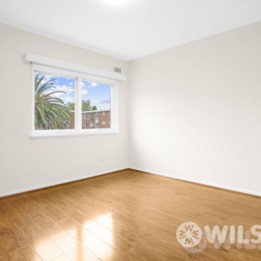 Sunny apartment with two living areas! - Photo 1