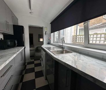 Spacious Bedroom House, LN1 - Photo 4