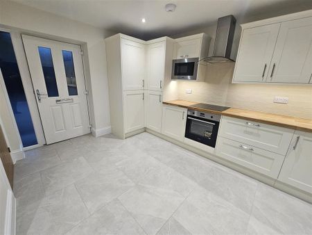 3 bedroom detached house to rent - Photo 3