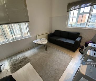 1 bedroom in a flat share to rent - Photo 3