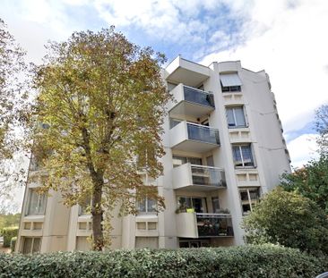 Location Appartement 3 pièces 76m² ST MAUR DES FOSSES 94100 - Photo 2