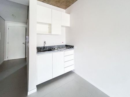 Apartamento com 1 quarto e 30m² para alugar em Rio Branco, Porto Alegre. - Foto 2