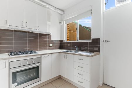 Low-Maintenance Impressive Unit in a Prime City-Fringe Spot! - Photo 3