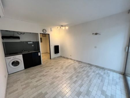 Location Appartement 1 pièce 22m² SANARY SUR MER 83110 - Photo 4