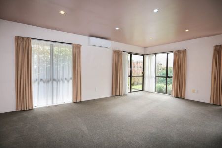 3 BEDROOM, 2 BATHROOM TOWNHOUSE - Photo 2