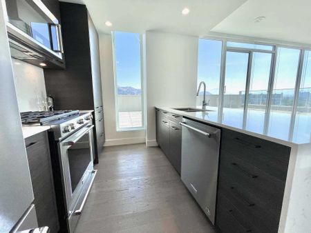 One Water Street: 2 Bed, 2 Bath, Lrg Patio - Photo 4