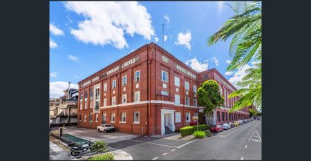 FURNISHED LARGE, STYLISH, CORNER WOOLSTORE APARTMENT - Photo 2