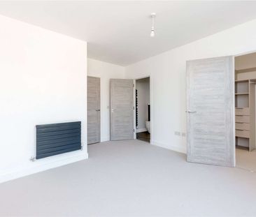 A modern unfurnished two bedroom flat with private parking and a ba... - Photo 6