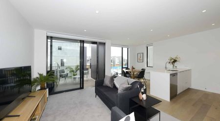 Stylish executive fully furnished apartment in stunning modern complex! - Photo 3