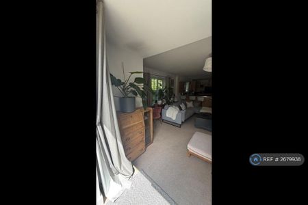 1 bedroom in a flat share to rent - Photo 4