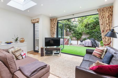 3 Bed Flat, Beauclerc Road, W6 - Photo 3