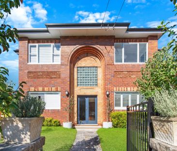 A perfect blend of timeless character and modern comfort - Photo 1