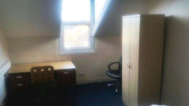 3 bedroom flat share to rent - Photo 1