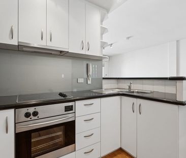 Stylish CBD Apartment in the Heart of Perth - Photo 3
