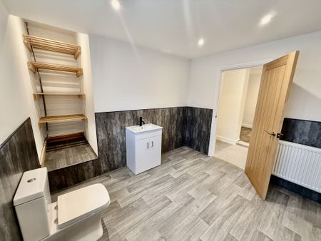 Luxury 1‑bed apartment at Lumb Farm, Ripley. Brand‑new, high‑spec finish with large kitchen‑diner, modern bathroom, gated parking and stunning views. £900pcm + £300 for all bills incl. Starlink, gas, electric, water, council tax. Available 1 March. Contact Property Options to view. - Photo 5