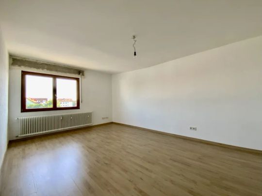 Bischofsheim :jüngst sanierte 3- Zi-Whg. mit Balkon und Dachterrasse - natur-und zentrumsnah im 3-FH - Foto 1